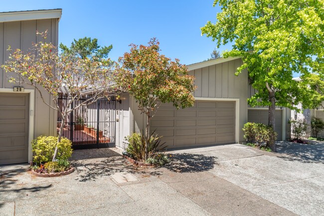 Building Photo - 33 Creekridge Ct