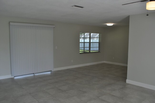 Building Photo - Updated Quaint Home