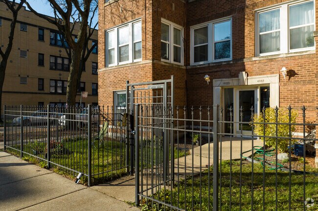 Foto del edificio - 4900 N Springfield Ave