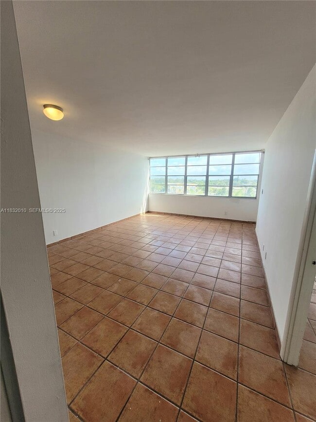 Building Photo - 2025 NE 164th St