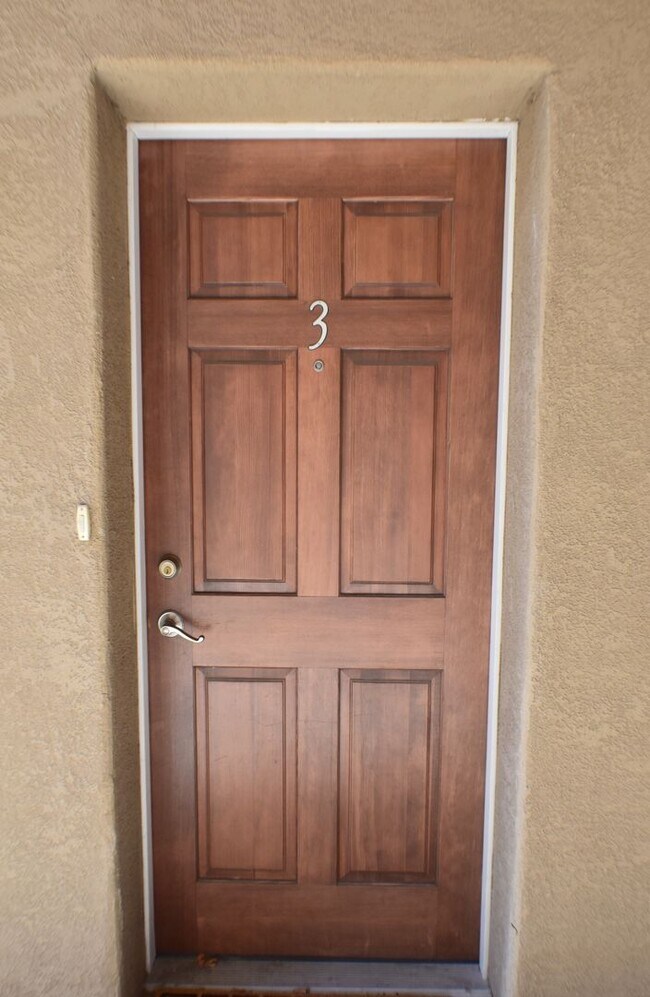 Building Photo - WALKING DISTANCE TO COLLEGE!!
