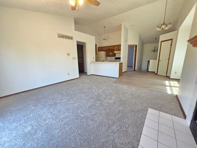 Foto del edificio - 3 Bedroom 2.5 Bathroom Duplex in Bloomington