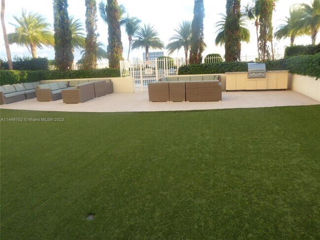 Foto del edificio - 3000 Coral Way