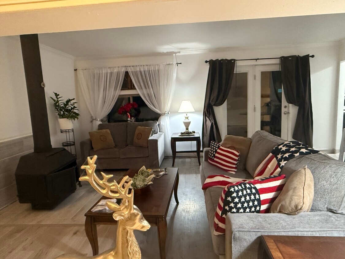 Sala de estar con chimenea con estufa de leña. - 1053 Danby Rd