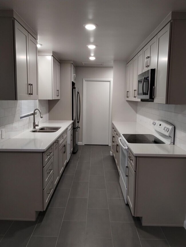 Foto del edificio - Coming Soon!! Stunning Bonneville Hills 3b...