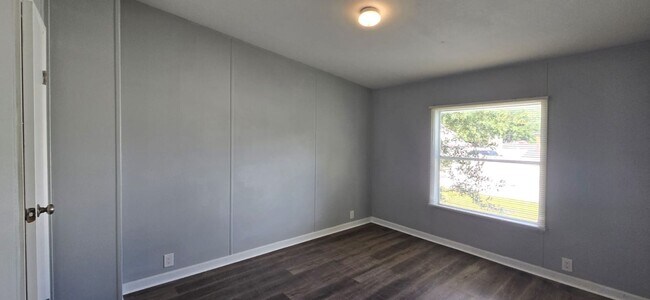 Building Photo - Newly renovated 4/3 property with fenced in yard!