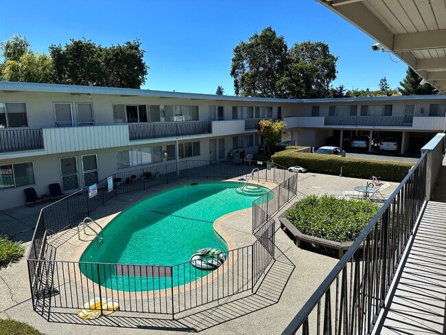 Building Photo - 450 Redwood Ave
