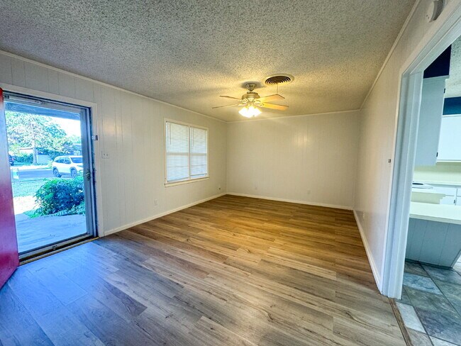 Foto del edificio - Charming 2/1/1 With Additional Garage Storage