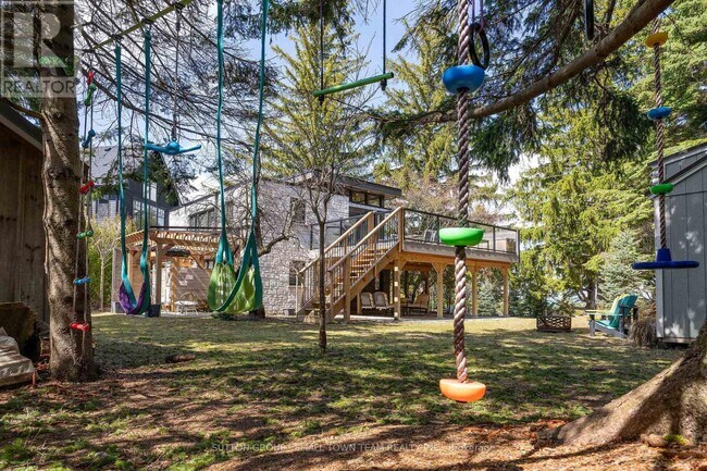 Photo du bâtiment - 114 Lakeshore Rd W