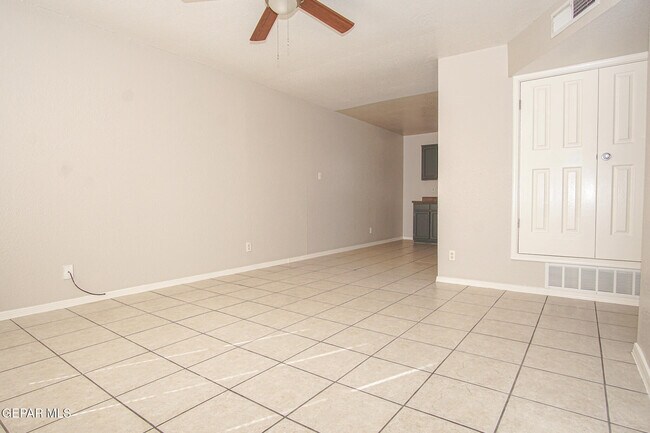 Foto del edificio - 216 S Schutz Dr