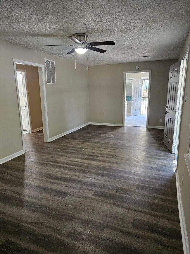 Foto del edificio - 4746 Hodge Rd