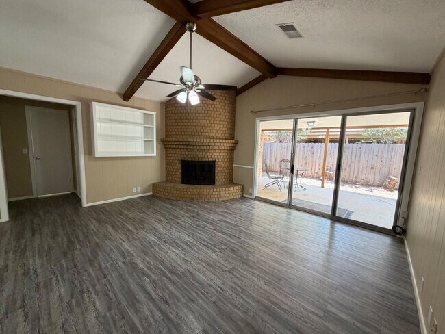 Foto del edificio - "Charming 2-Bed, 2-Bath Duplex 1,250 Sq Ft of Comfort in Lubbock!"