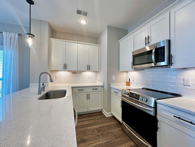 Building Photo - Modern 2 Story Townhouse