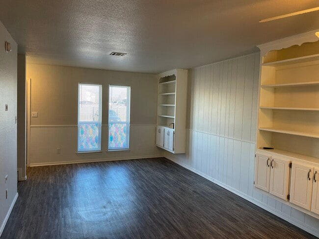 Building Photo - 1901 E Lindsey St