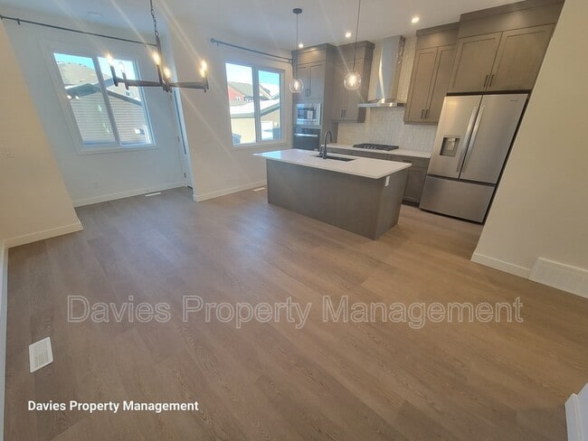 Building Photo - 2222 Muckleplum Cres SW