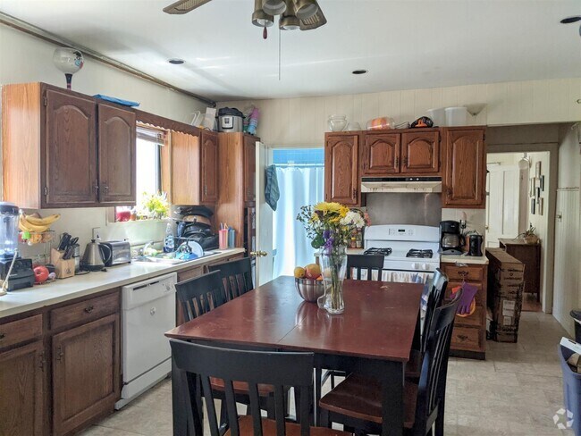 Building Photo - 52 Gorham St