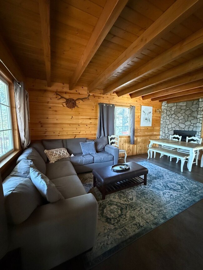 Foto del edificio - Beautiful Crestline Home - Private & Peaceful