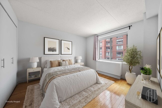 Building Photo - 555 W 23rd St