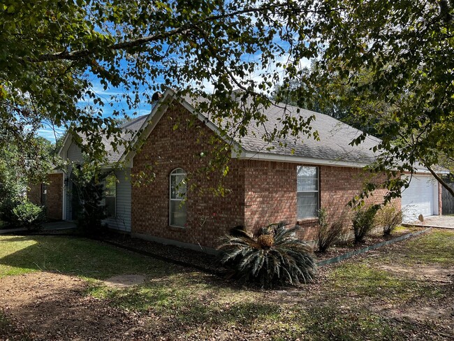 Building Photo - 3 Bedroom, 2 Bathroom, Two car garage, Bri...