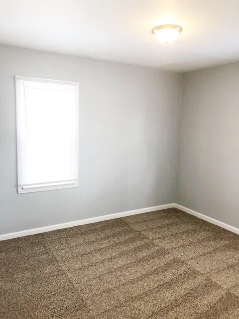 Foto del edificio - EAST SIDE 2 BEDROOM WITH BASEMENT!  AVAILABLE NOW!