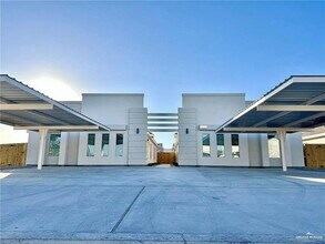 Building Photo - 11 Lore Dr