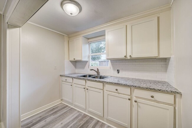 Building Photo - Great 2 Bedroom Cottage w/ Huge Fenced Yar...