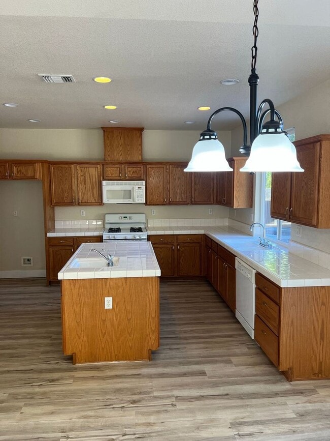 Building Photo - Move in Special $200.00 off first month's ...