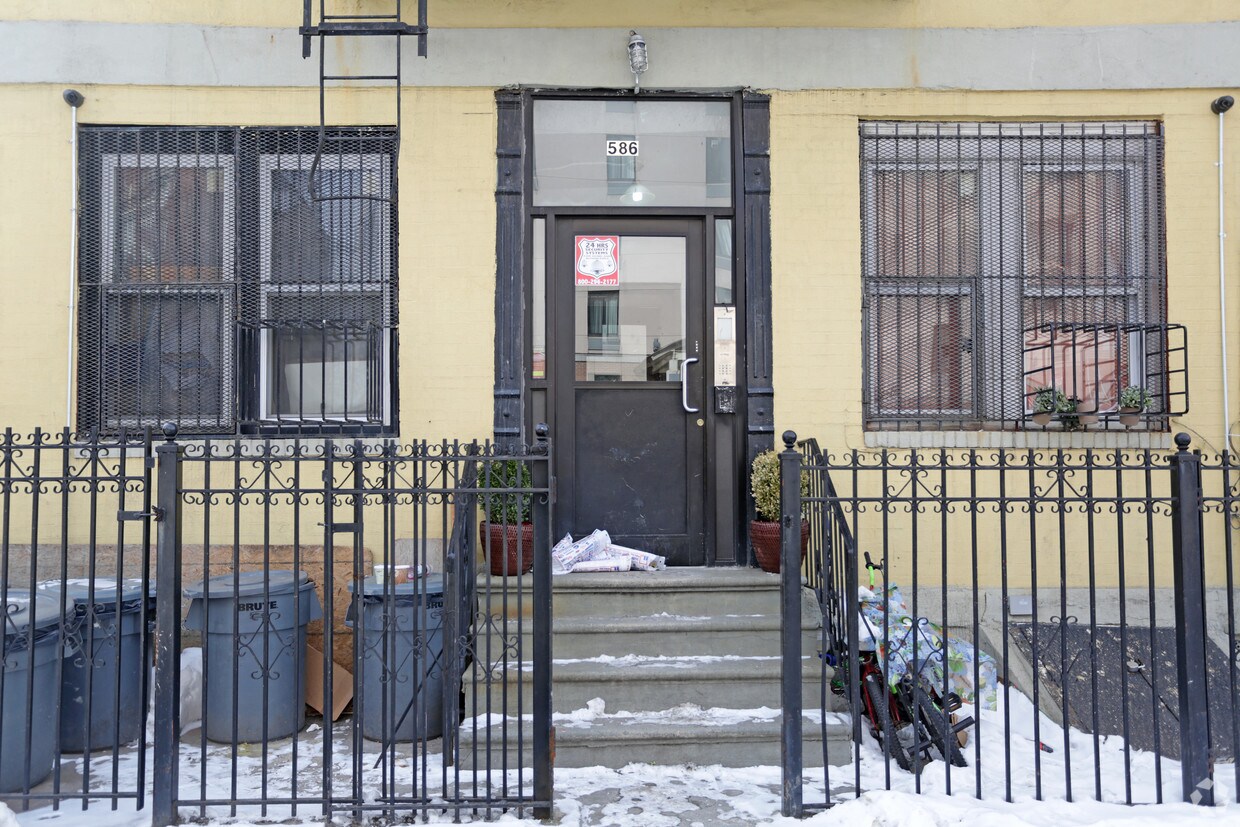 Building Photo - 586 Union St