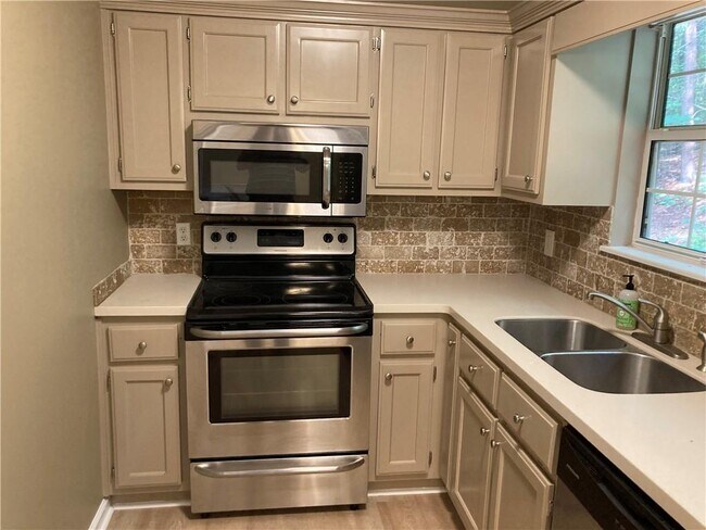 Foto del edificio - 6110 Lakeside Ct