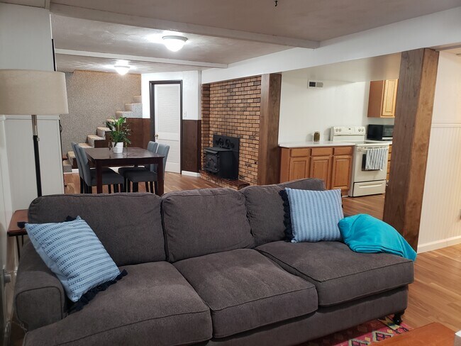 Sala de estar y comedor de planta abierta - 409 Augusta Dr