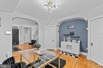 Building Photo - 910 N Kenwood Ave