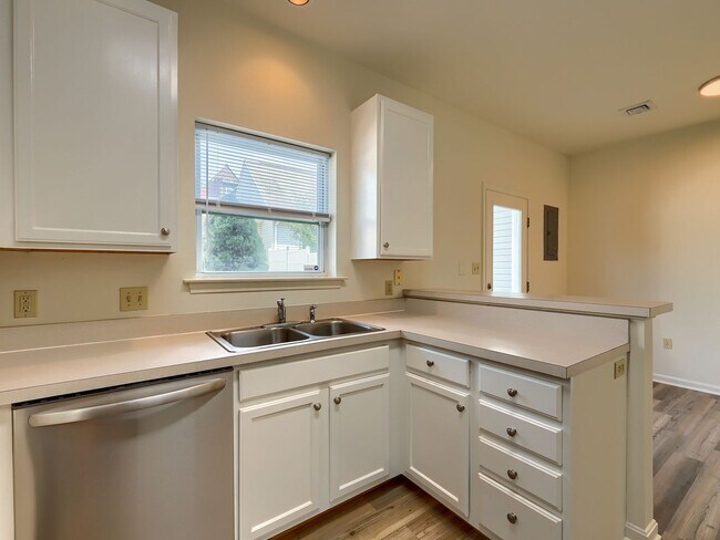 Building Photo - Spacious 3 bedroom on Fulton St