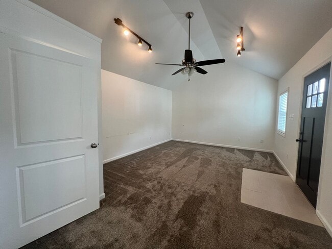 Building Photo - Lovely 2 BR/1 BA Single-Family Home in Gam...