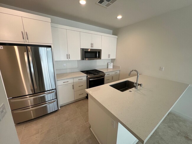 Building Photo - New 1 bedroom townhouse with loft/office s...