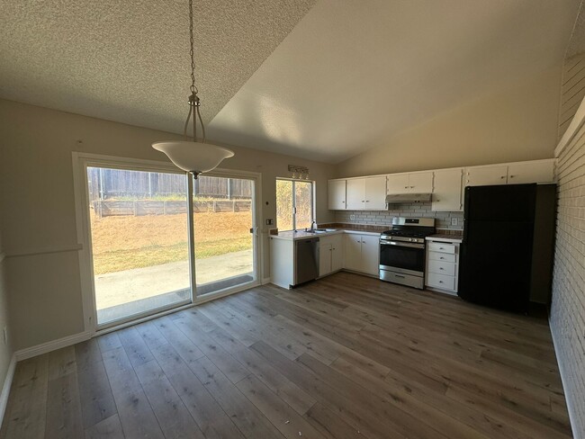 Building Photo - MOVE IN SPECIAL** Beautiful Remodeled 4BR/...