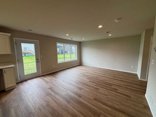 Foto del edificio - Modern Living Meets Comfort – Brand New 3 ...