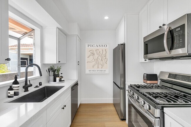 Foto del edificio - Experience Modern Westside Living at Woodg...