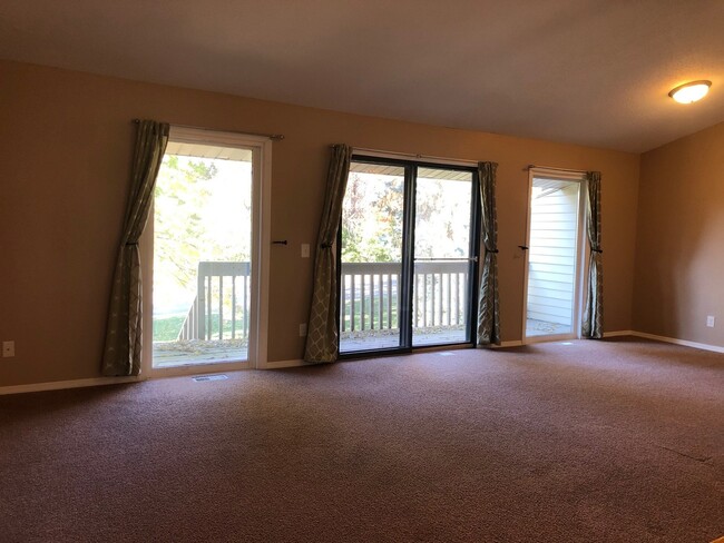 Building Photo - End Unit Townhouse Available Now, Vaulted ...
