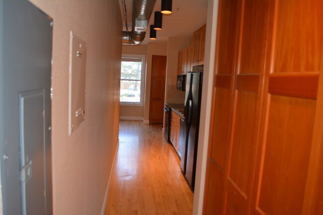 Building Photo - 261 Pine St