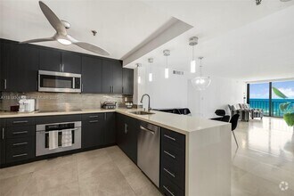 Building Photo - 2625 Collins Ave