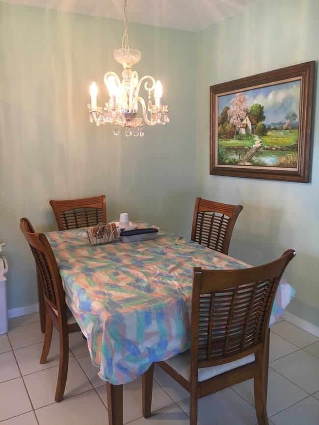 Comedor - 197 High Point Ter W