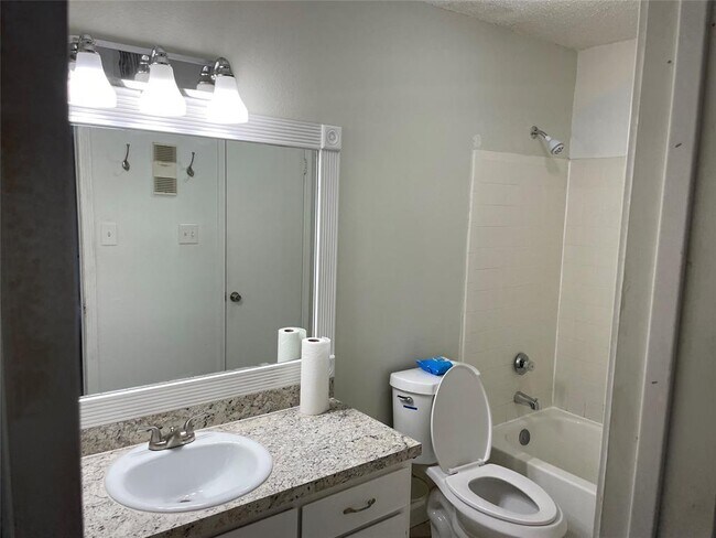 Foto del edificio - 2750 Holly Hall St