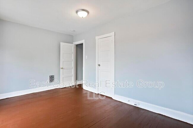 Foto del edificio - 221-223 W Howard Street