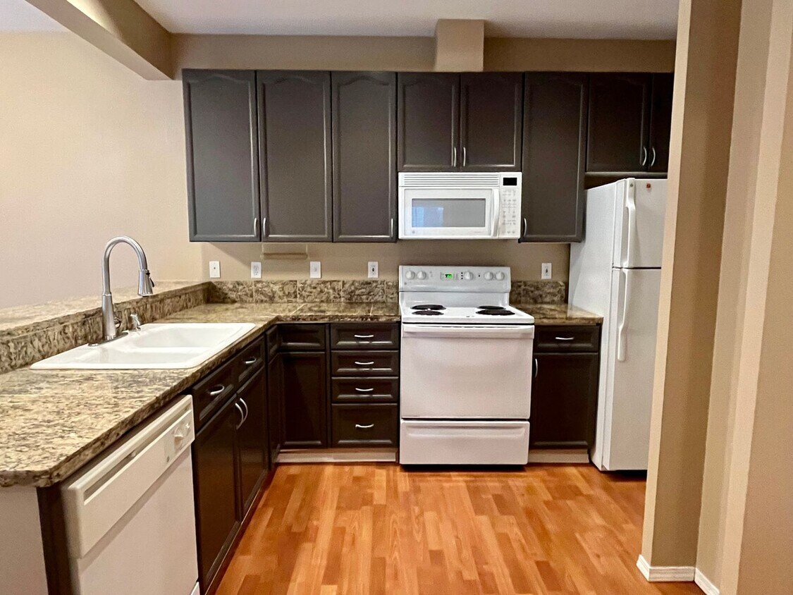 Primary Photo - Gorgeous townhome in Redmond