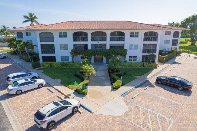 Building Photo - 5 High Point Cir W