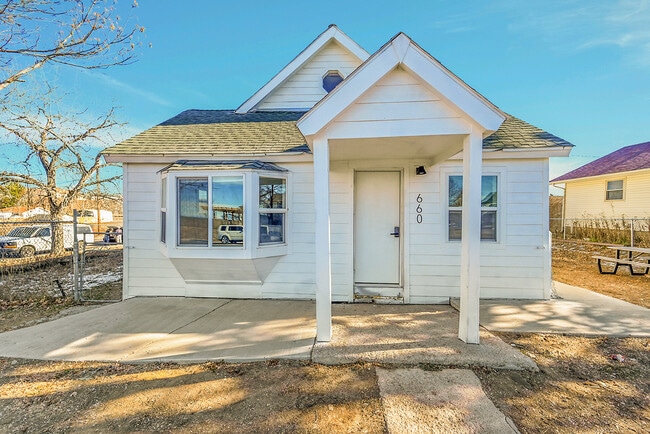 Building Photo - 600 Hickory St