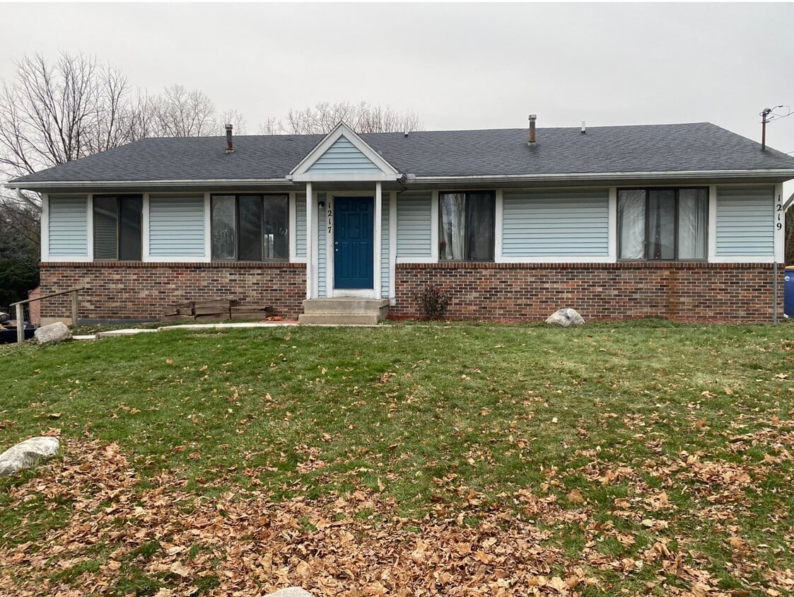 1217 Palmer Ct NE, Grand Rapids, MI 49505 House Rental in Grand