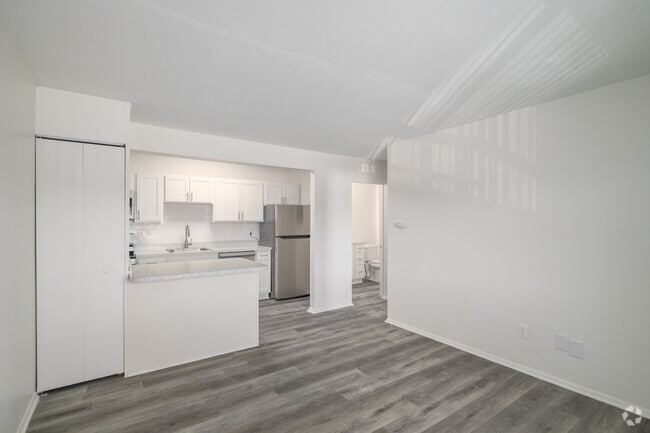 1BR, 1BA - 450SF - Foxtail Glen on White Pond