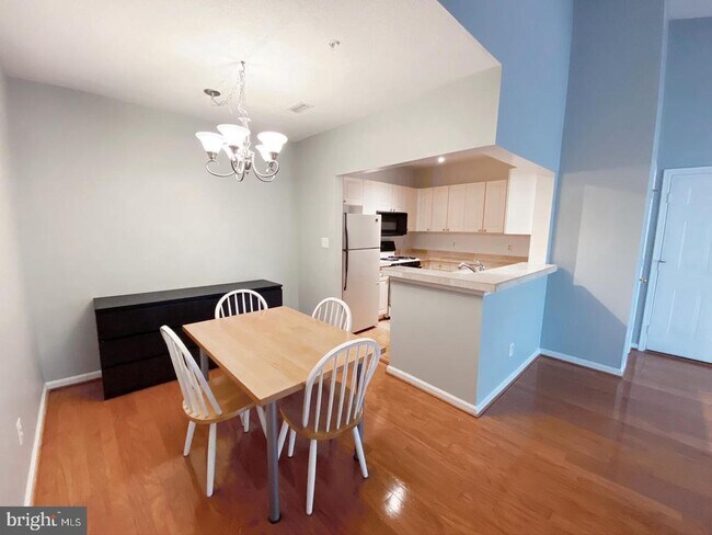 Foto del edificio - 20283 Beechwood Terrace