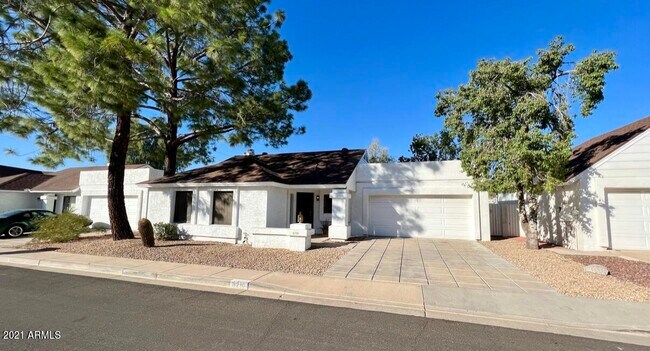 Building Photo - 3210 E Siesta Ln